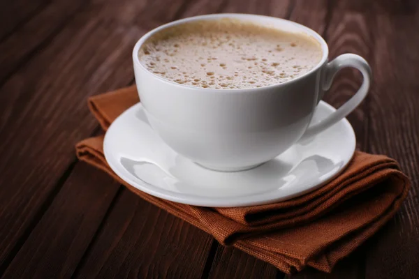 Tasse Kaffee auf brauner Serviette Nahaufnahme — Stockfoto