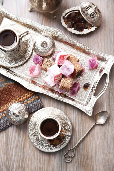 Antikes Teeservice mit türkischer Köstlichkeit auf dem Tisch in Großaufnahme — Stockfoto