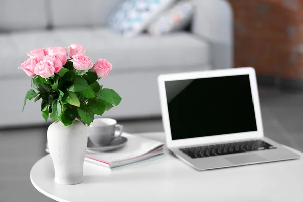 Wygodne miejsce pracy w domu z laptopem — Zdjęcie stockowe