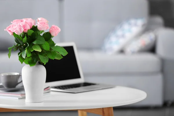 Bequemer Arbeitsplatz zu Hause mit Laptop — Stockfoto