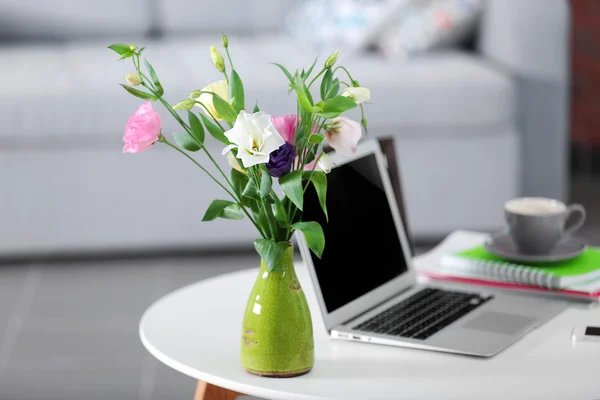 Comfortabele werkplek thuis met laptop — Stockfoto