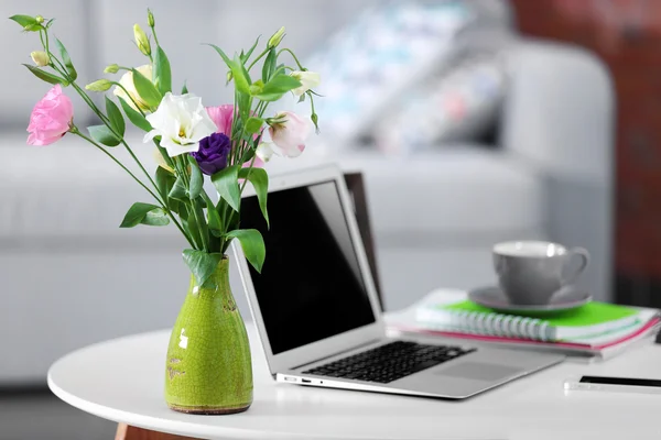 Bekväm arbetsplats hemma med laptop — Stockfoto