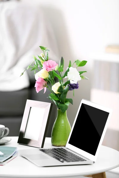 Cómodo lugar de trabajo en casa con computadora portátil —  Fotos de Stock