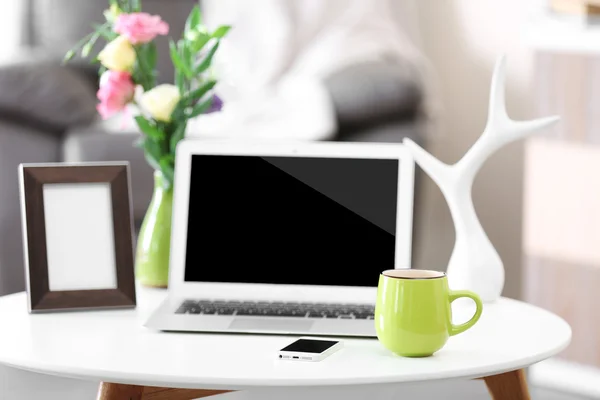 Comodo posto di lavoro a casa con computer portatile — Foto Stock