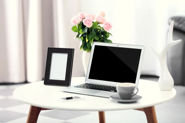 Bekväm arbetsplats hemma med laptop — Stockfoto