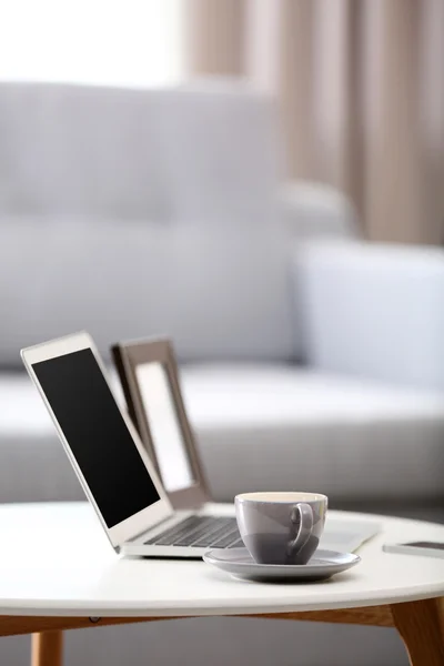 Kényelmes munkahelyi otthon a laptop — Stock Fotó