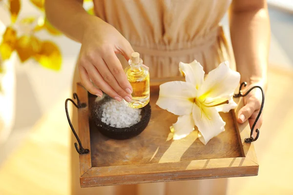 Frauenhände mit Tablett mit Wellness-Produkten, im Wellness-Salon — Stockfoto