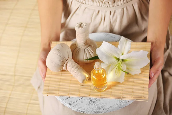 Frauenhände mit Tablett mit Wellness-Produkten, im Wellness-Salon — Stockfoto