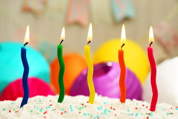 Bolo de aniversário com velas — Fotografia de Stock