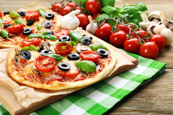 Pizza saporita con verdure — Foto Stock