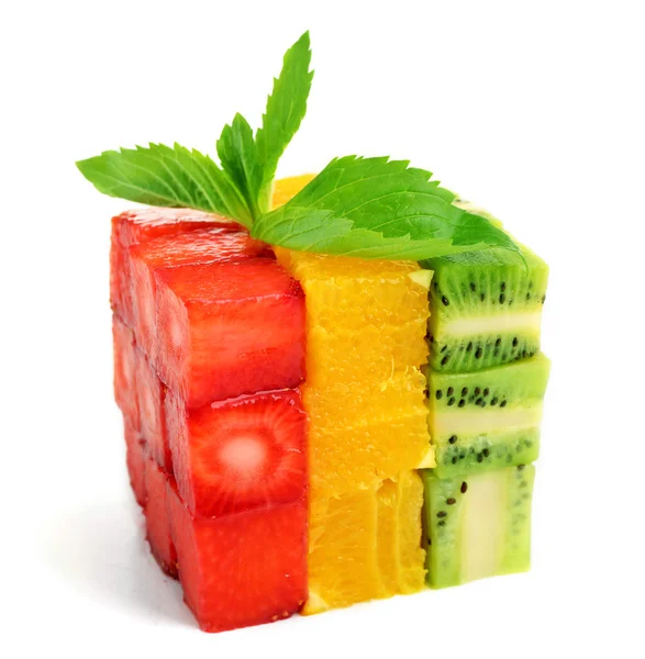 Cube dannet af skiver frugter isoleret på hvid - Stock-foto