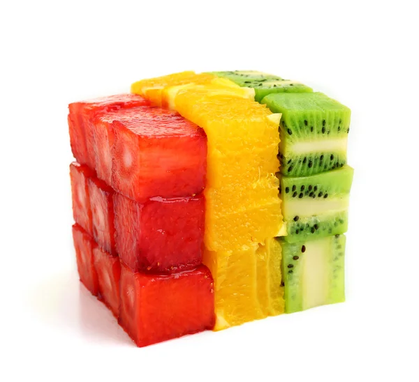Куб из нарезанных фруктов, изолированных на белом — стоковое фото