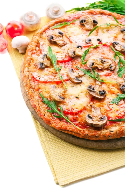 Dobrá pizza se zeleninou a ubrousek zblízka — Stock fotografie
