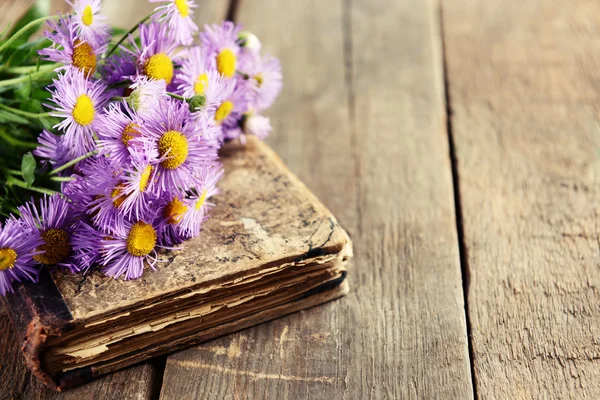 Livro velho com flores bonitas — Fotografia de Stock