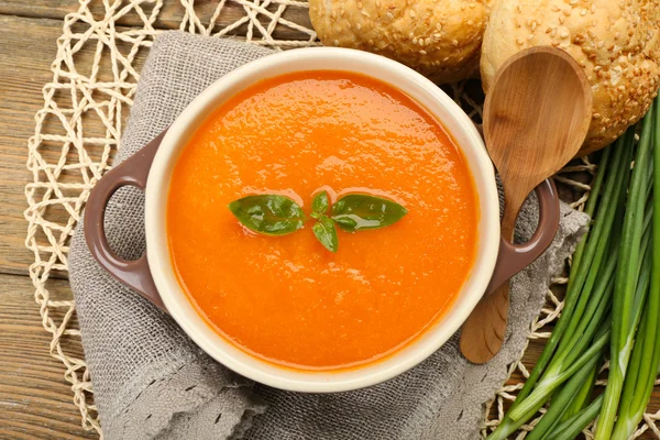 Soupe à la crème de carotte avec petits pains sur la table close up — Photo