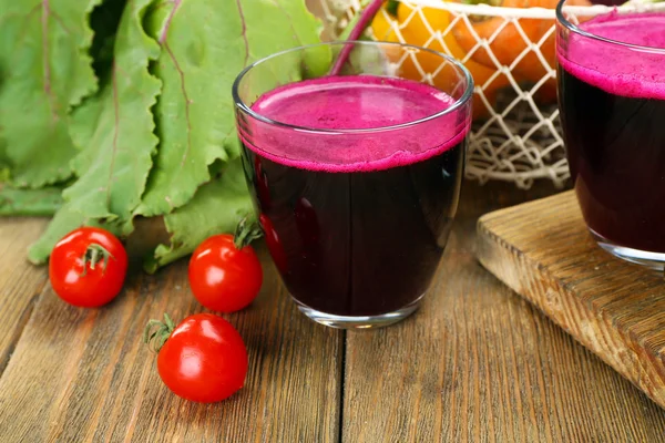 Glasses of beet juice with vegetables on table close up — Stock Photo, Image