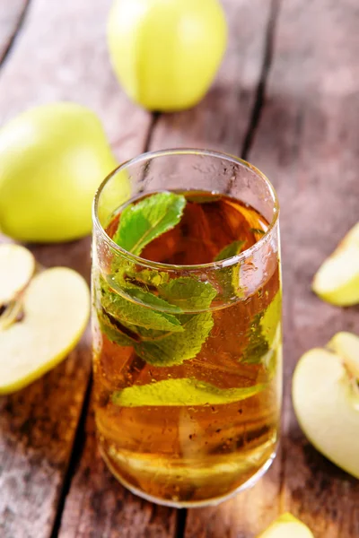 Vaso de zumo de manzana con frutas y menta fresca en la mesa de cerca —  Fotos de Stock