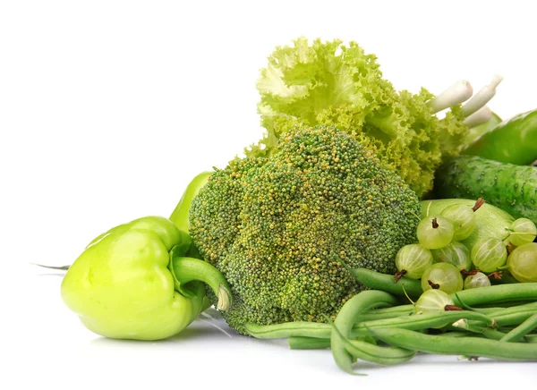 Kupie zielone warzywa na białym tle — Zdjęcie stockowe