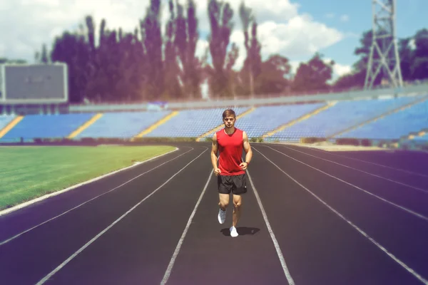 A fiatalember jogging stadium — Stock Fotó