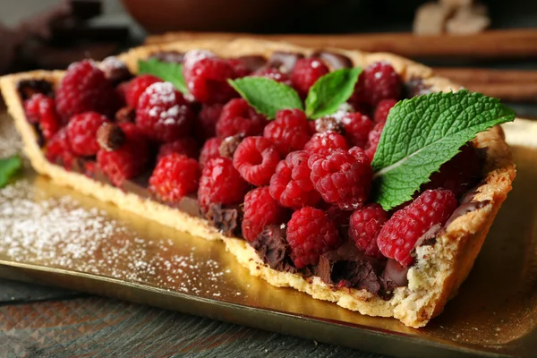 Pedaço de torta com framboesas frescas, sobre fundo de madeira — Fotografia de Stock