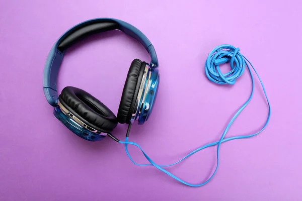 Auriculares sobre fondo morado — Foto de Stock