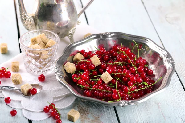 Fresh red currants with sugar on table close up — Stock Photo, Image