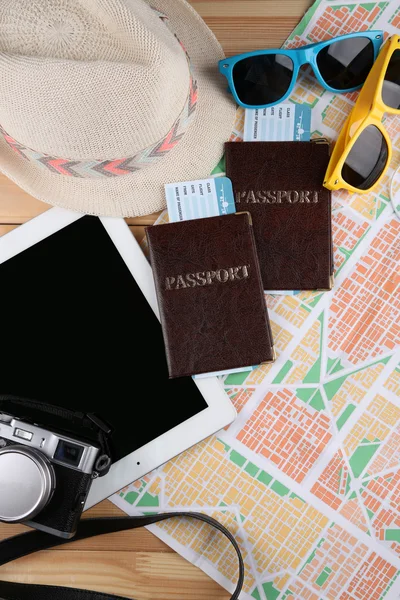 Óculos de sol, passaportes, tablet digital e mapa, de perto. Preparação para o conceito de viagem — Fotografia de Stock