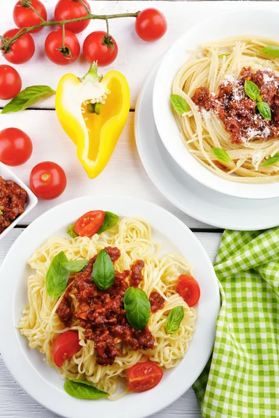 Spaghetti Bolognese na białe płytki, drewniane tła kolor — Zdjęcie stockowe
