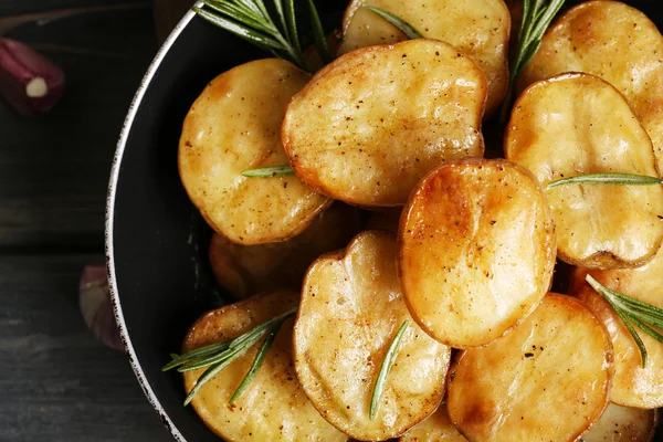 Вкусный запеченный картофель с розмарином в сковороде крупным планом — стоковое фото
