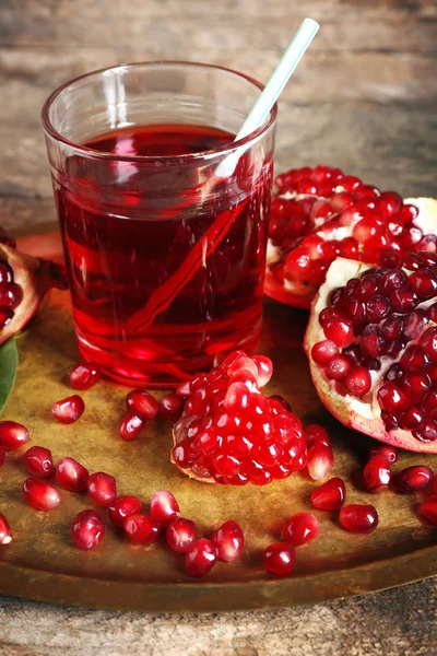 Succo di granato fresco con frutta in tavola da vicino — Foto Stock