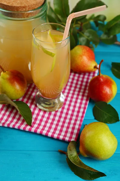 Jus de poire frais avec fruits sur la table close up — Photo