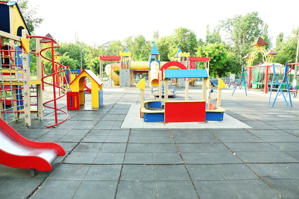 Barevné dětské hřiště v parku — Stock fotografie