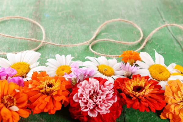 Flores coloridas frescas na mesa de madeira, close-up — Fotografia de Stock