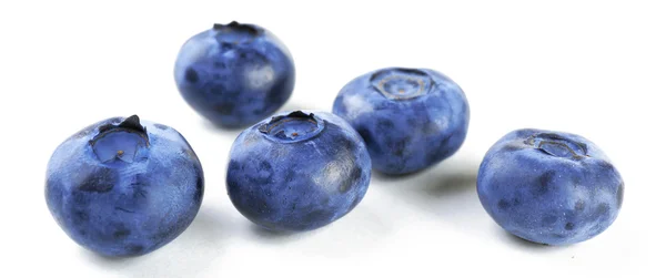 Färska blåbär isolerade på vita — Stockfoto