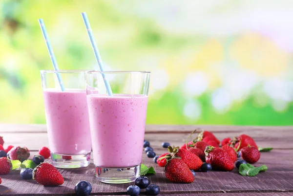 Bicchieri di frullato di bacche — Foto Stock