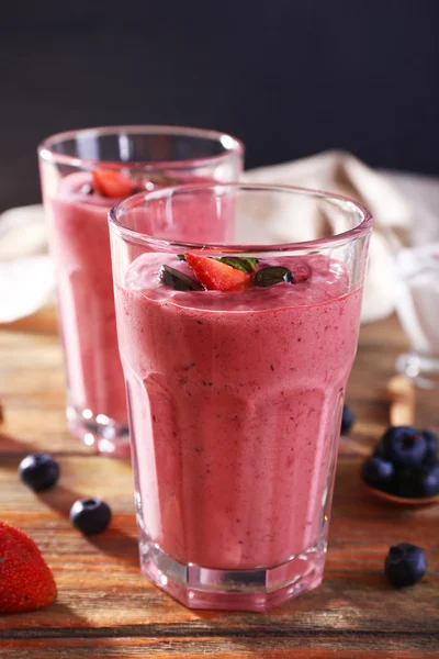 Okulary z berry smoothie — Zdjęcie stockowe