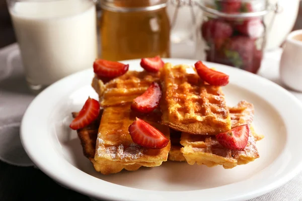 Gaufres maison sucrées aux fraises sur assiette, sur fond de table — Photo