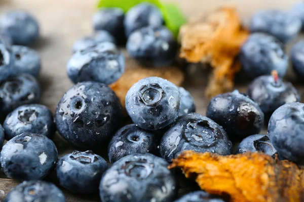 Leckere reife Blaubeeren auf Holztisch aus nächster Nähe — Stockfoto