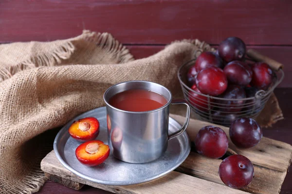 Läckra plommon juice — Stockfoto