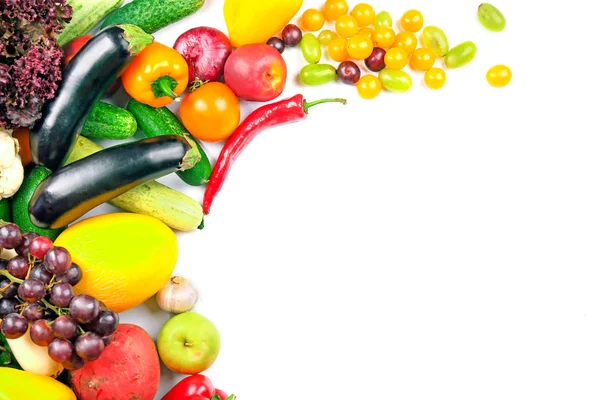Cumulo di frutta e verdura isolata su bianco — Foto Stock