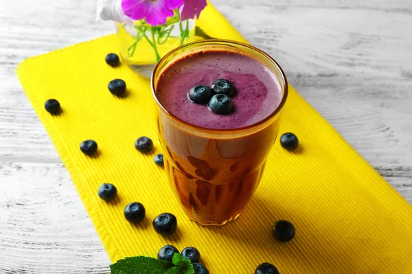 Glas blueberry smoothie op houten tafel, close-up — Stockfoto