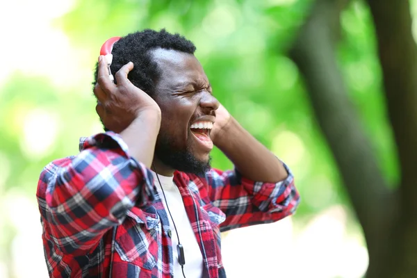 African American man with headphones outdoors — Stock Photo, Image