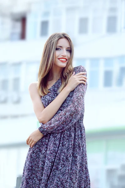 Menina bonita posando na rua da cidade — Fotografia de Stock