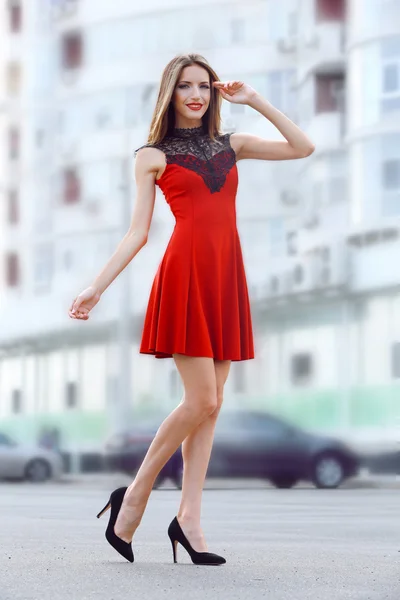 Schöne junge Mädchen posiert auf der Straße der Stadt — Stockfoto