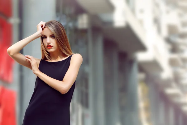 Bella ragazza in posa sulla strada della città — Foto Stock