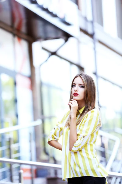 Menina bonita posando na rua da cidade — Fotografia de Stock