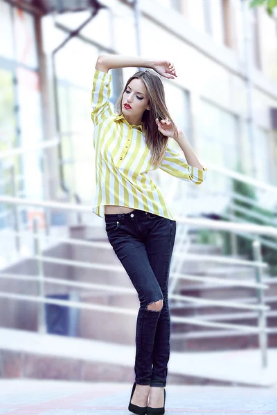 Beautiful young girl posing on city street — Stock Photo, Image