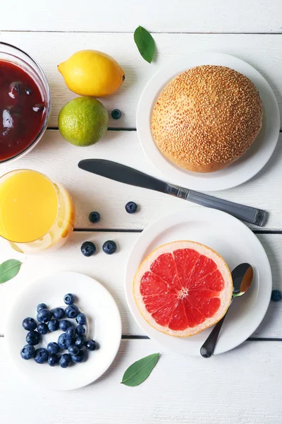 Desayuno saludable con frutas y bayas en la mesa de cerca — Foto de Stock