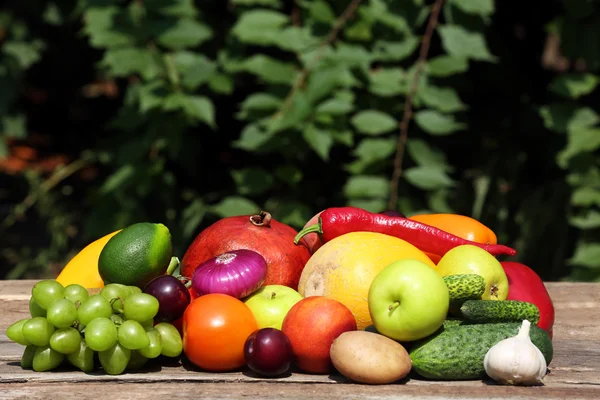 Кучу свежих фруктов — стоковое фото