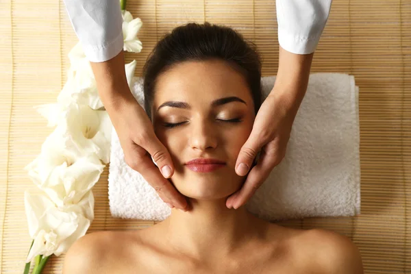 Jovem mulher no salão de beleza spa desfrutando de massagem na cabeça — Fotografia de Stock